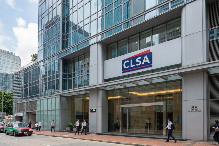 Fotografía a nivel de calle de la entrada exterior de las oficinas corporativas de CLSA en un moderno edificio de vidrio en Hong Kong. El logotipo azul y rojo de "CLSA" es prominente en la marquesina sobre las puertas giratorias, y la dirección "88 QUEENSWAY" es visible en la fachada. Peatones caminan por la acera y un taxi verde circula bajo la luz del día.