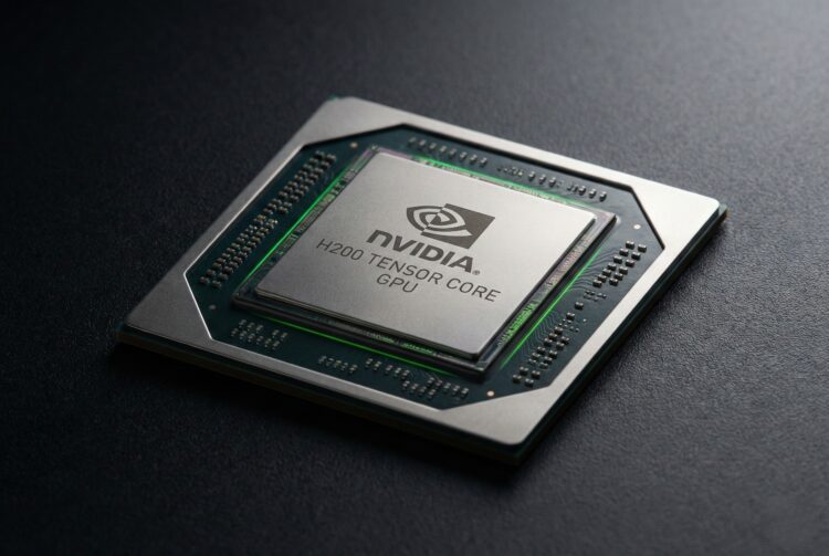 Fotografía macro de alta resolución de un procesador avanzado de inteligencia artificial. La imagen muestra el chip Nvidia H200 descansando sobre una superficie oscura y texturizada. En el difusor térmico metálico central, están grabados con precisión el logotipo del ojo de NVIDIA y el texto "NVIDIA H200 TENSOR CORE GPU". El sustrato del circuito verde y los pequeños condensadores que rodean el troquel central son claramente visibles bajo una iluminación lateral dramática.
