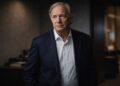 Ray Dalio reflexiona en un entorno sobrio mientras analiza riesgos de mercado global.