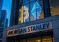 Fachada de Morgan Stanley con logos de Bitcoin y Ethereum.