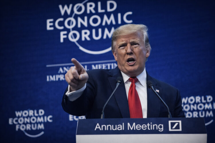 Donald Trump habla desde el podio del World Economic Forum, con gesto severo y el dedo índice levantado, frente a un fondo azul con el texto “World Economic Forum – Annual Meeting”, en una escena de fuerte carga política y confrontacional.