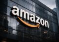 Logo de Amazon en sede corporativa bajo presión por dudas de IA.