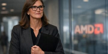 Cathie Wood en entorno corporativo tras caída de AMD en mercado.
