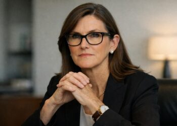 Cathie Wood compra acción farmacéutica tras venta.