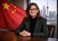 Cathie Wood vende acciones de defensa y refuerza apuesta en China.