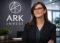 Cathie Wood en entorno institucional de ARK tras decisión contracorriente.