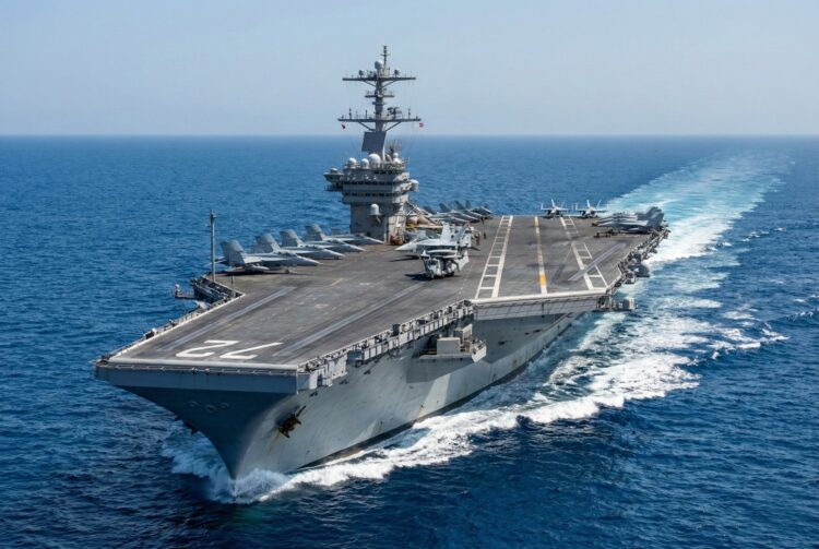Vista aérea del portaaviones de la Armada de EE. UU., USS Abraham Lincoln (CVN-72), navegando en aguas azules abiertas con su cubierta de vuelo llena de aviones de combate y aviones de alerta temprana. El número '72' es visible en la proa mientras el buque deja una estela blanca bajo un cielo despejado.