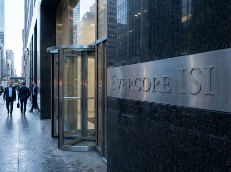 Fotografía de estilo editorial arquitectónico que captura la entrada del edificio de Evercore ISI. En primer plano, una placa de metal cepillado con el texto grabado "EVERCORE ISI" está montada sobre una pared de granito oscuro pulido. Al fondo, se ve una puerta giratoria de cristal y varias personas vestidas con trajes de negocios caminando por la acera mojada, reflejando la luz suave de la mañana urbana.