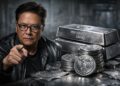 Robert Kiyosaki señala lingotes de plata ante posible alza fuerte.