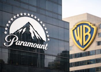 Logotipos de Paramount y Warner Bros en fachadas.