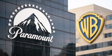 Logotipos de Paramount y Warner Bros en fachadas.