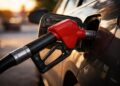 Boquilla roja simboliza precios de la gasolina en alza.