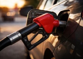 Boquilla roja simboliza precios de la gasolina en alza.