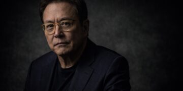 Retrato serio de Robert Kiyosaki en fondo oscuro editorial financiero.