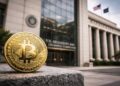 Moneda de Bitcoin frente al edificio de la SEC en EE.UU.