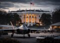 Casa Blanca con aviones militares en entorno de defensa.