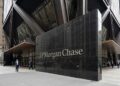 Cartel de JPMorgan Chase en piedra pulida frente a un edificio moderno con estructura en forma de X en Nueva York