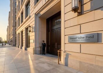 Entrada de Smead Value Fund con fachada de caliza y guardia de seguridad al amanecer, reflejando gestión de patrimonios.
