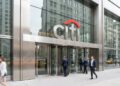 Entrada del edificio Citi en 388 Greenwich Street, NY, con el gran logotipo rojo de Citi y personas de negocios.