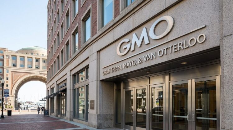 Toma exterior de la entrada de la oficina de GMO en Rowes Wharf, Boston, con un letrero grande y un arco al fondo que da al puerto.