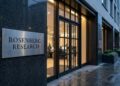 Placa de acero que dice ROSENBERG RESEARCH sobre granito oscuro. Entrada de oficina y hombre en una calle lluviosa.