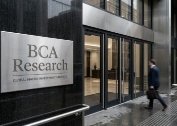 Fachada de BCA Research con placa metálica, puertas de cristal, interior moderno y una persona borrosa caminando.