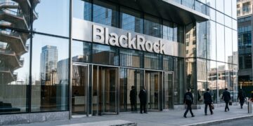 Vista a nivel de calle de la entrada de BlackRock en Hudson Yards, NYC, con personal de seguridad y profesionales.