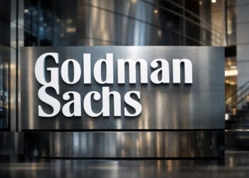 Logotipo de Goldman Sachs en edificio corporativo moderno.