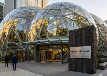 Tres grandes cúpulas de vidrio de las Amazon Spheres con un letrero de colaboración con OpenAI. Personas de negocios en la acera.