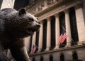 Oso frente a la Bolsa de Nueva York refleja caída del mercado.