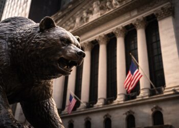 Oso frente a la Bolsa de Nueva York refleja caída del mercado.