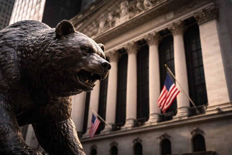 Oso frente a la Bolsa de Nueva York refleja caída del mercado.