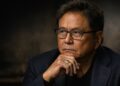 Robert Kiyosaki con expresión seria advierte sobre colapso financiero.