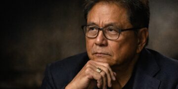 Robert Kiyosaki con expresión seria advierte sobre colapso financiero.