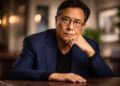 Robert Kiyosaki en retrato serio durante entrevista financiera.