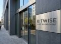 Placa metálica en la entrada de la sede de Bitwise Asset Management con el logo de la empresa.