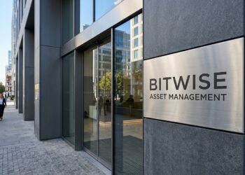 Placa metálica en la entrada de la sede de Bitwise Asset Management con el logo de la empresa.