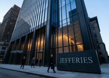 Entrada de la sede de Jefferies en Nueva York, con el logo de la empresa en un monolito de piedra frente al rascacielos.