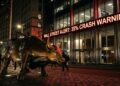 Toro de bronce en primer plano a la izquierda. Un letrero LED rojo en el fondo advierte de un colapso del 35%. Nueva York de noche.