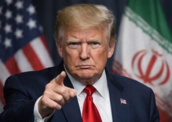Donald Trump firme ante tensión con Irán en fondo político.