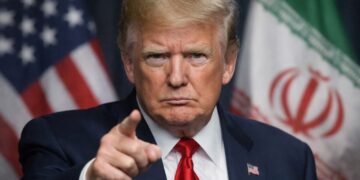 Donald Trump firme ante tensión con Irán en fondo político.