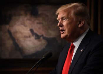 Trump emite advertencia con mapa de Medio Oriente al fondo.