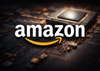 Logo de Amazon en relieve sobre chip desenfocado.