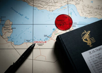 Un mapa táctico del Golfo Pérsico muestra a Dubái como objetivo, junto a un dossier con el logo de la Guardia Revolucionaria de Irán.