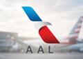 Logo de American Airlines centrado sobre fondo de aeropuerto desenfocado.