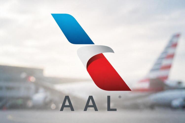Logo de American Airlines centrado sobre fondo de aeropuerto desenfocado.