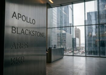 Logos de Apollo, Blackstone, Ares y KKR grabados en pared metálica.