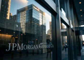 Reflejo del edificio Capital One en la fachada de cristal de JPMorgan.