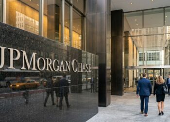 Empleados caminando hacia la entrada de la sede de JPMorgan Chase en Nueva York.