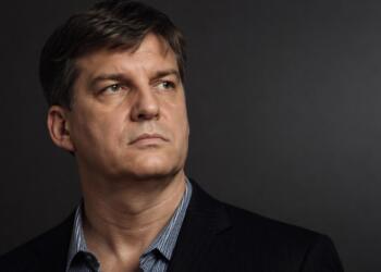 Retrato sobrio de Michael Burry con fondo limpio y neutro